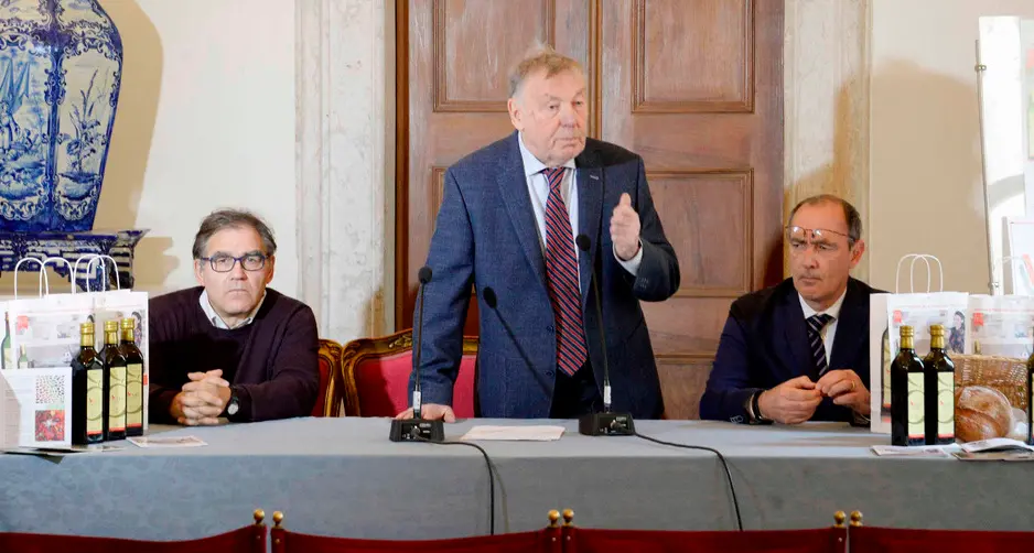 Tumori, si ammalano di più le donne