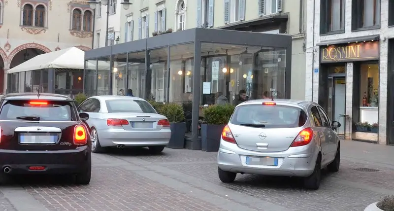 Rovereto, parcheggio «abusivo» in piazza Rosmini