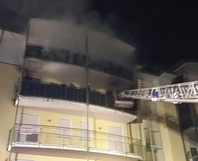 incendio notturno in appartamento in via Zigherane