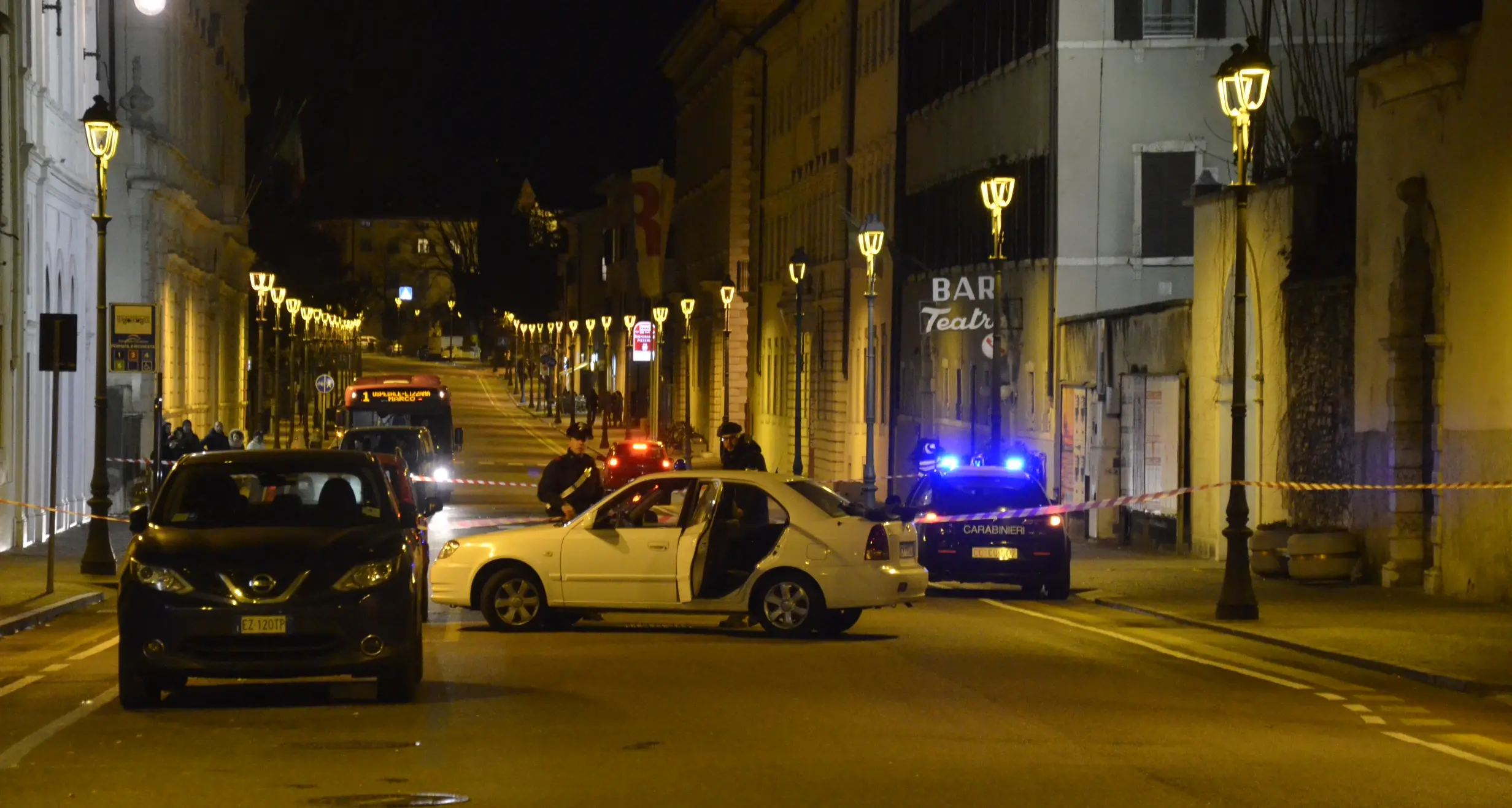 Allarme bomba in pieno centro a Rovereto: fatta brillare la borsa