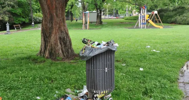 Il parco di S. Maria pieno di rifiuti: i residenti protestano