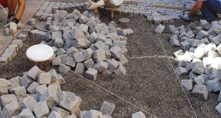 Lona Lases, picchiato e sequestrato per un’ora in cava