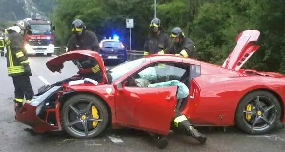 Perginese distrugge la Ferrari nuova contro un guard rail
