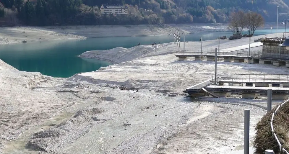 Molveno, turisti a passeggio sui fondali del lago