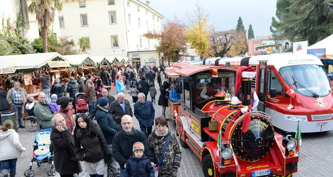 Gli asinelli e i trenini fanno felici i bambini