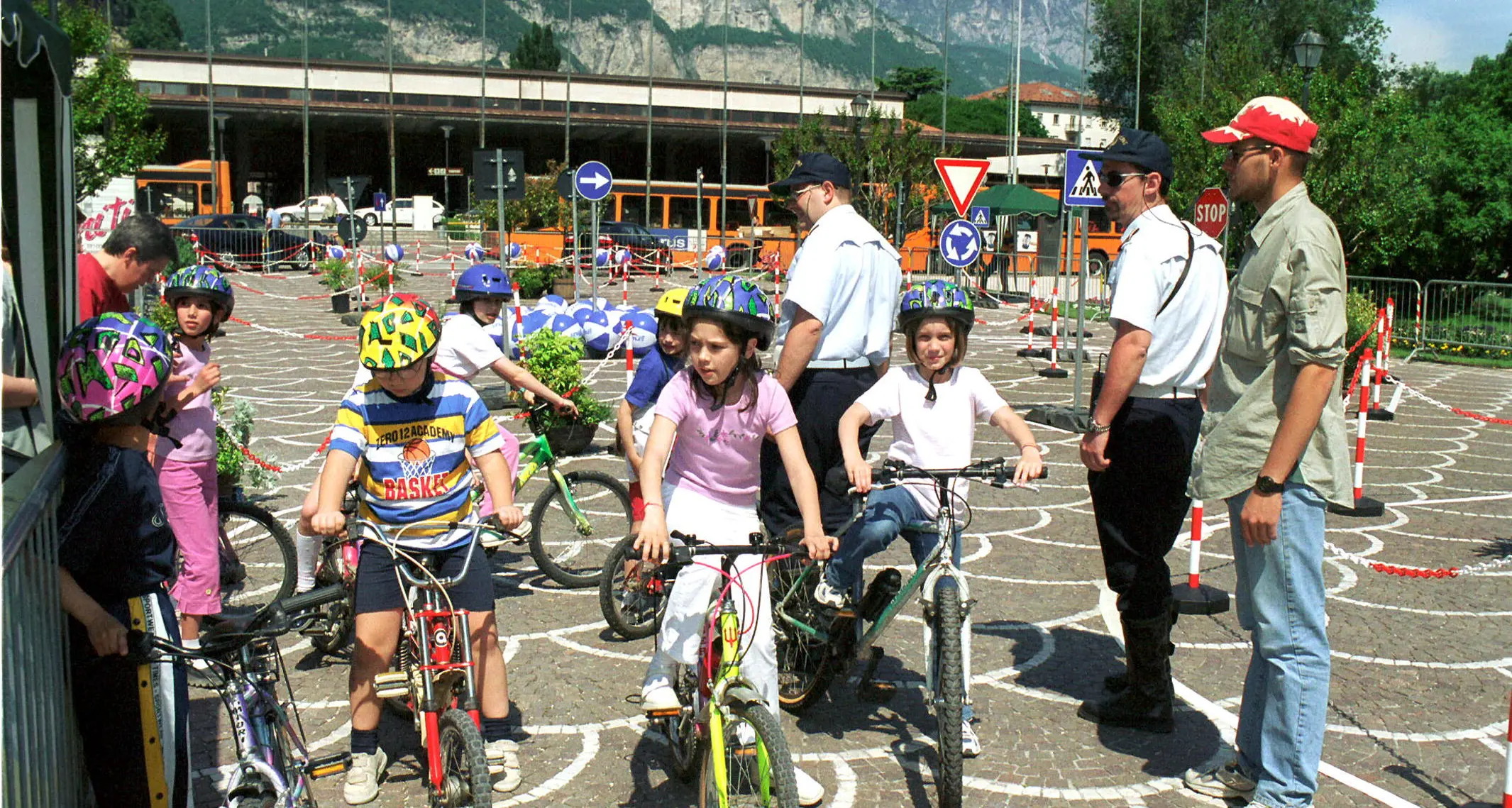 Educazione stradale con i vigili per 4.300 alunni