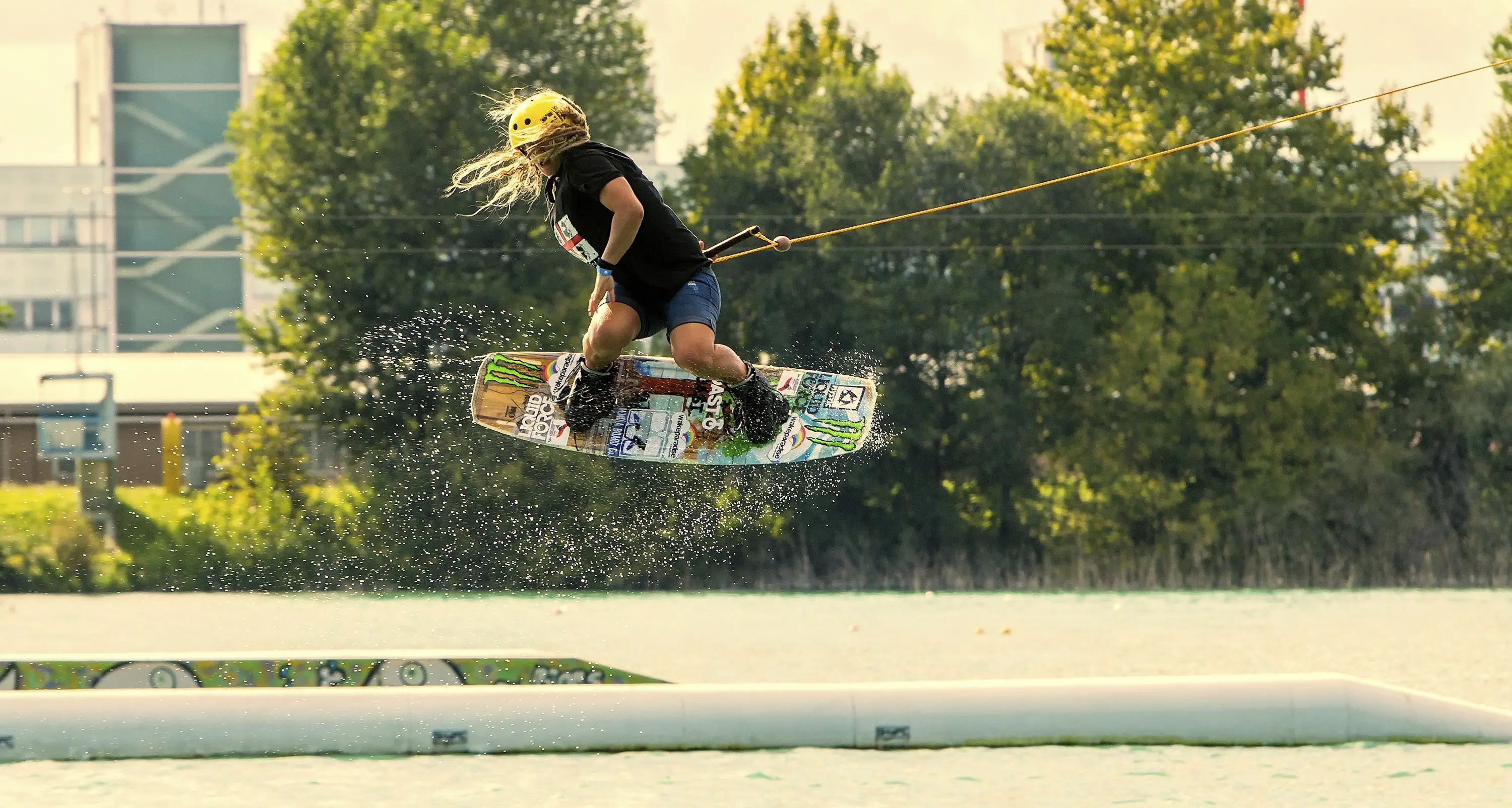 La bionda Arianna conquista il mondo con il wakeboard