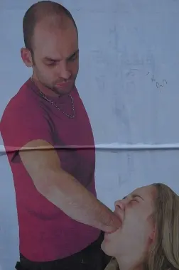 Rovereto: «Via il poster con il braccio in bocca» / SONDAGGIO