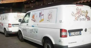 Sui furgoni i disegni dei bambini