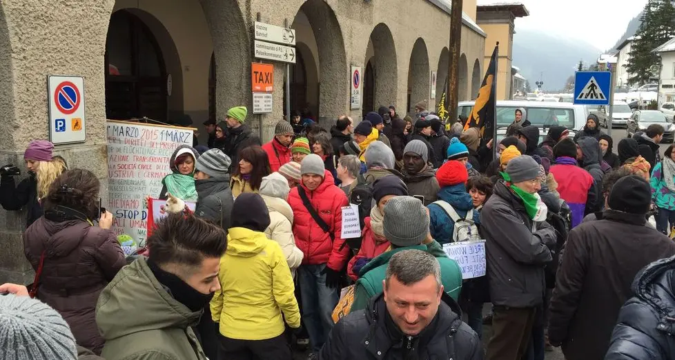 La sfilata al confine per difendere i migranti