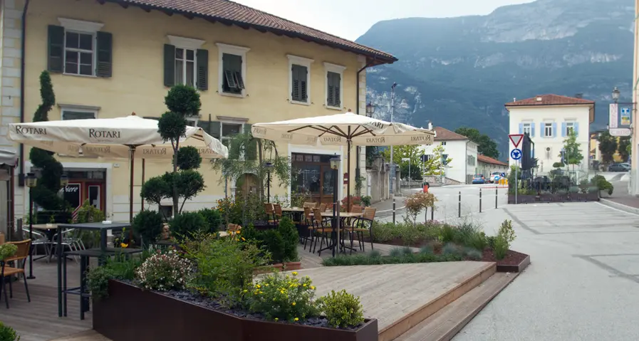 Mezzocorona, restyling di fiori e tavolini in piazza
