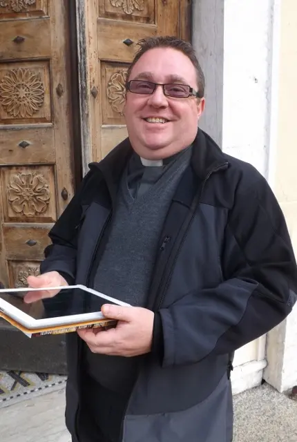 Don Walter, il parroco che dice messa con l’iPad
