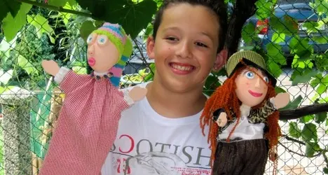 Mattia, a dodici anni è un mago dei burattini