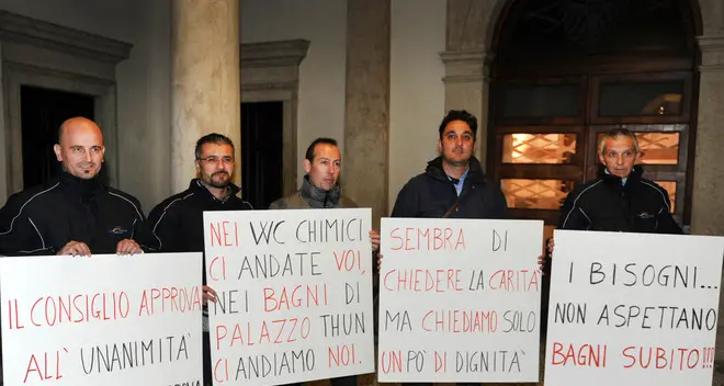 Autisti degli autobus, scoppia il «caso della pipì»