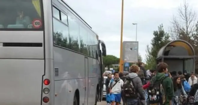 Conducente del pullman «scarica» studenti in gita