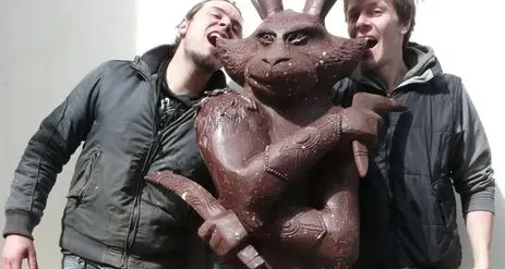 I due cugini che le statue le scolpiscono «fondenti»