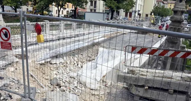Per il ponte di via Dante un altro mese di chiusura