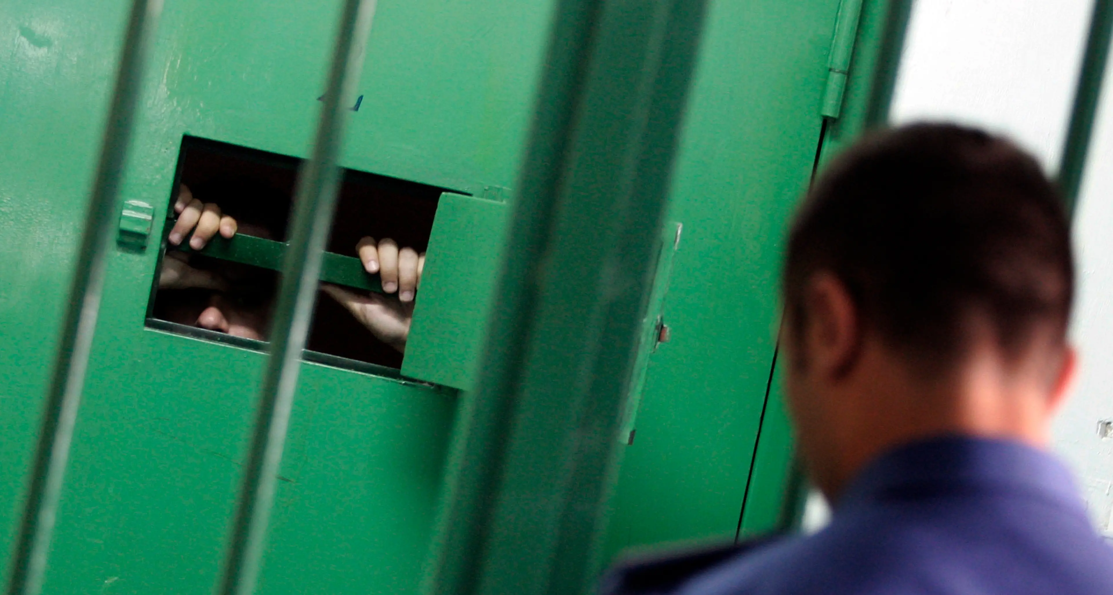 Tenta di entrare in carcere con l'eroina, arrestato