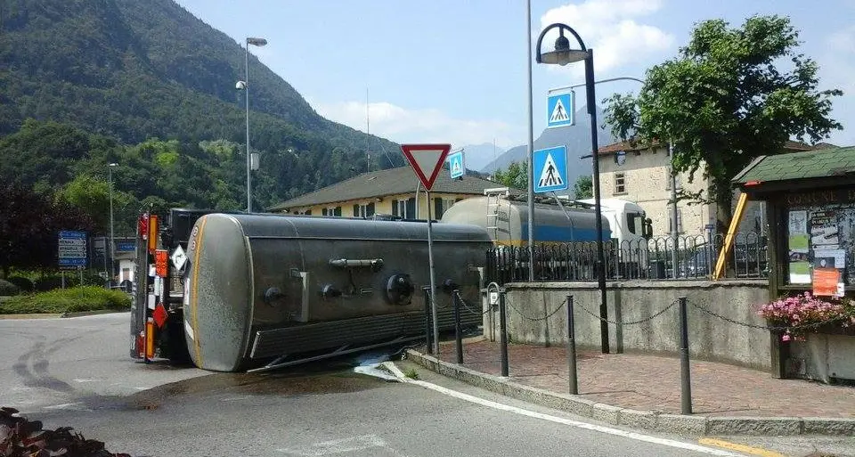 Gran lavoro dei vigili del fuoco e dell'Appa per la cisterna ribaltata