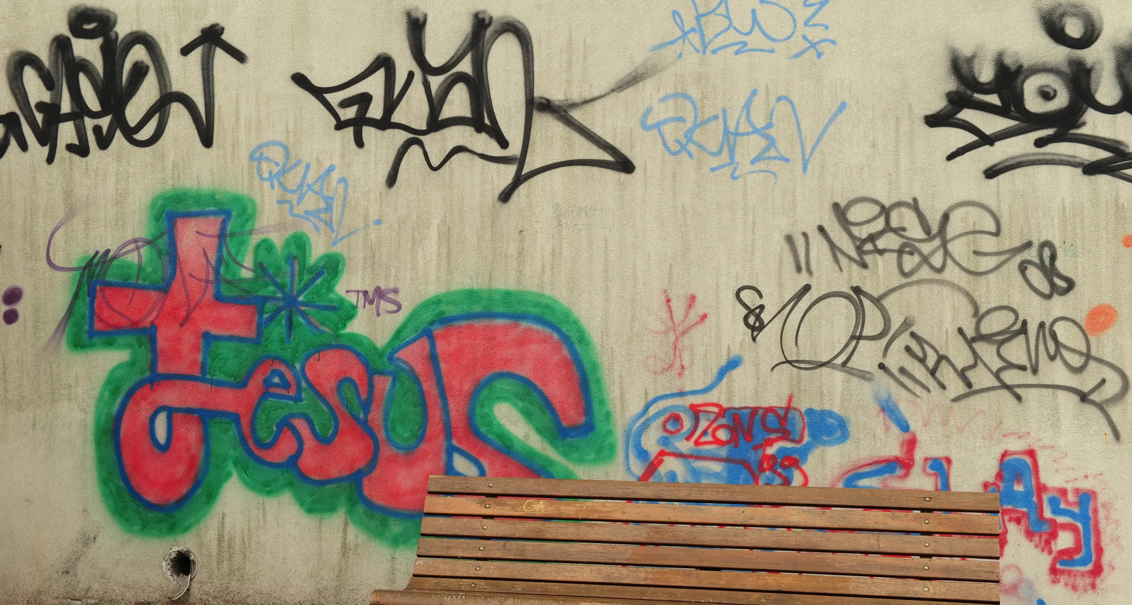 Graffiti «siglati» sul muro dell’Arcidiocesi: patteggia