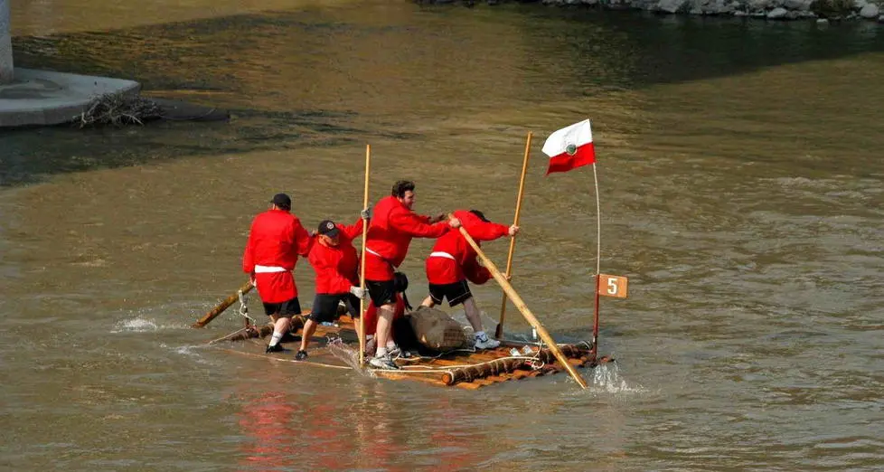 Muore annegato al Palio delle zattere