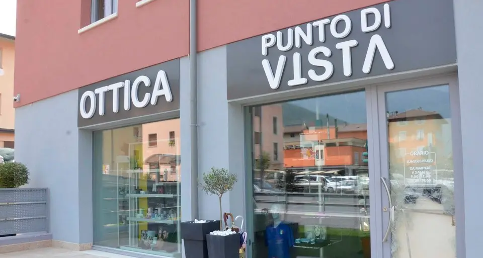 Spaccata notturna al «Punto di vista»