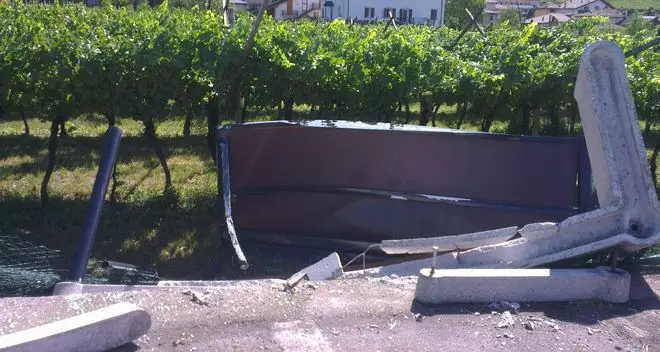 Povo, crolla la pensilina dei bus