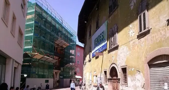 Via Pennella, il Cavalletto restaurato e quello a pezzi