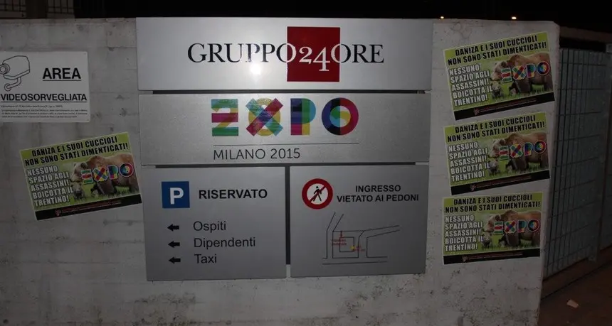 Raid animalista: adesivi \"boicotta il Trentino\" alla sede Expo