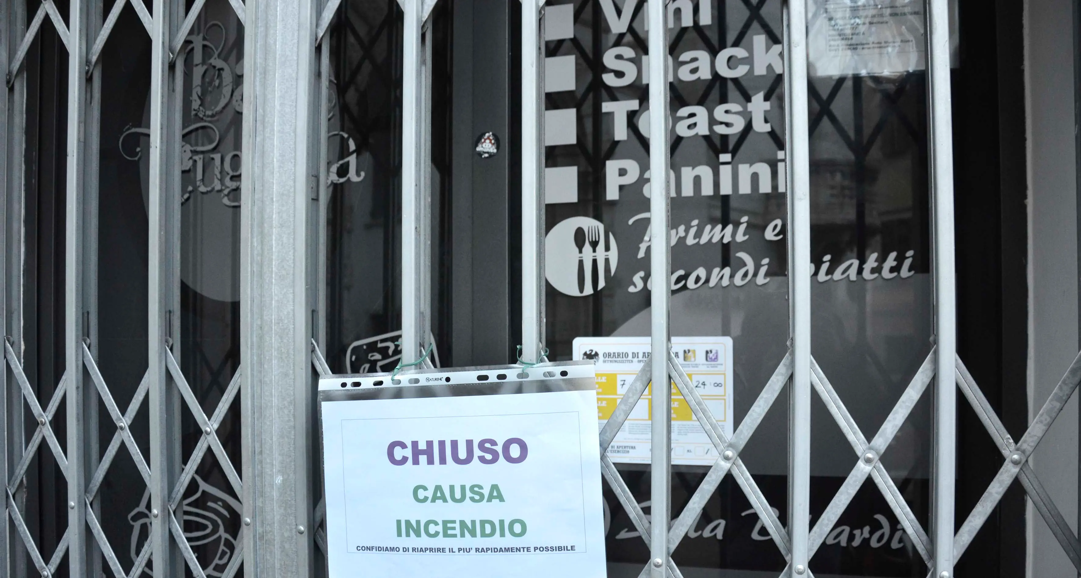 Incendio nella notte: brucia un bar