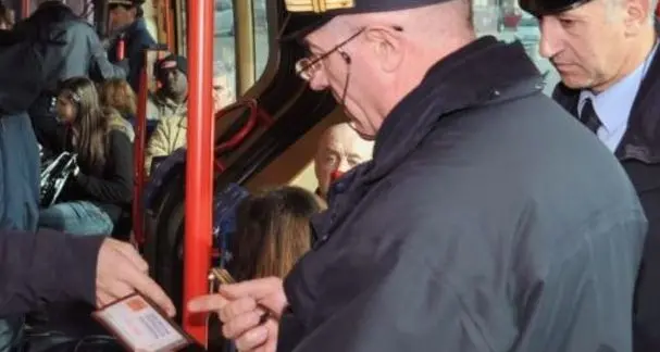 In autobus senza biglietto raffica di multe a bordo