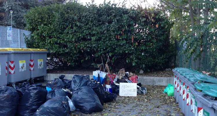 Ravina, costretti a «differenziare» i rifiuti dei vandali