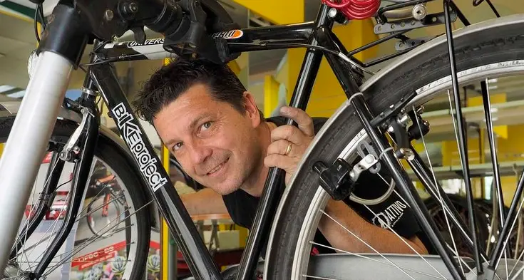 La bicicletta è rotta? Ora l’aggiusta il campione