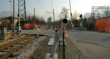 Furto di «oro rosso» al passaggio a livello