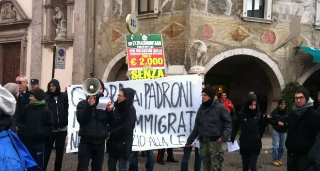 La Lega: «Gli anarchici ci hanno danneggiato il banchetto»