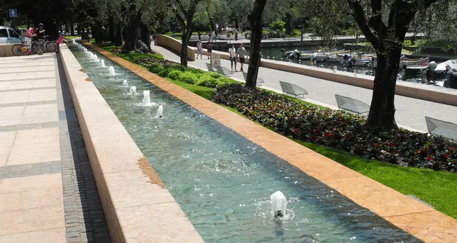 Danneggiata la fontana, vandali senza un volto