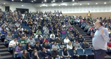 «Cari ragazzi, tornate alla terra»