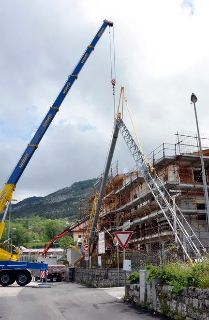 Gru di 20 metri si rovescia nel cantiere