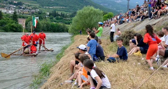 La zatterata va alle Fucine la Verza rompe un timone