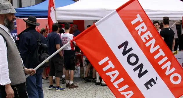 Migliaia di secessionisti a Brunico: ci sono pure i trentini