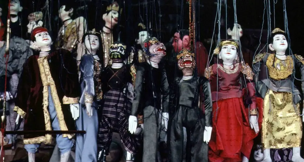 Cles, la storia raccontata da marionette e burattini