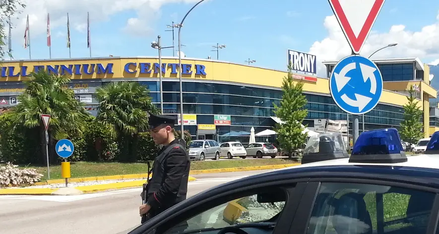 Rubano magliette e calzini, due denunciati