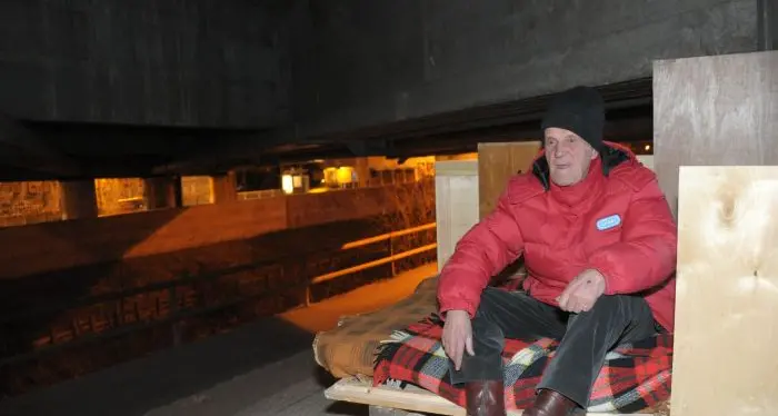 Arturo, il pensionato senza casa è ritornato a vivere sotto il ponte