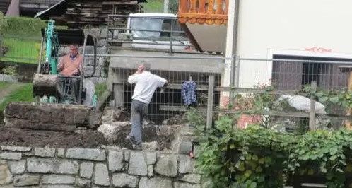 Il muro abusivo è stato demolito