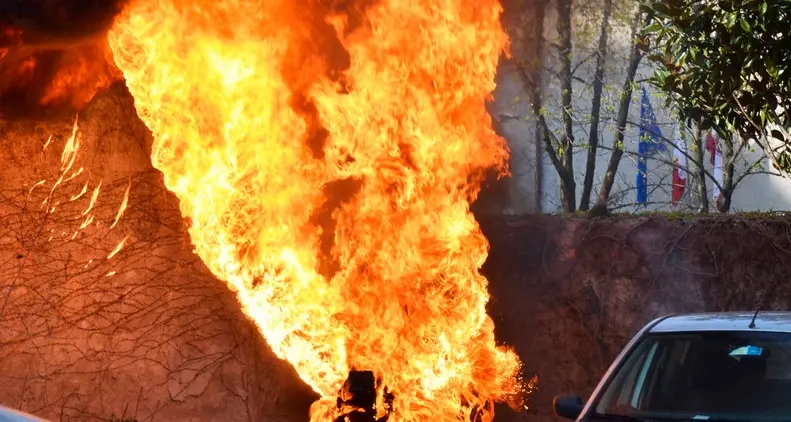 Motorino dato alle fiamme: un arresto