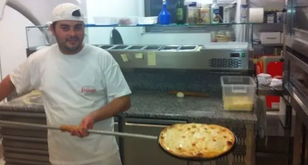 La pizza appena sfornata da gustare anche di notte