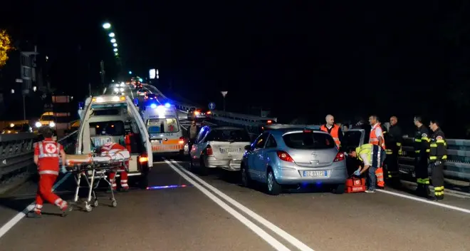 Pullmino contro il guardrail: feriti cinque bambini