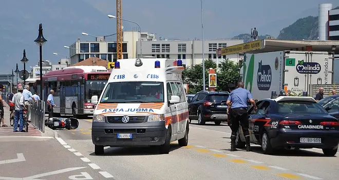 Investita da un’auto in via Brennero: donna grave