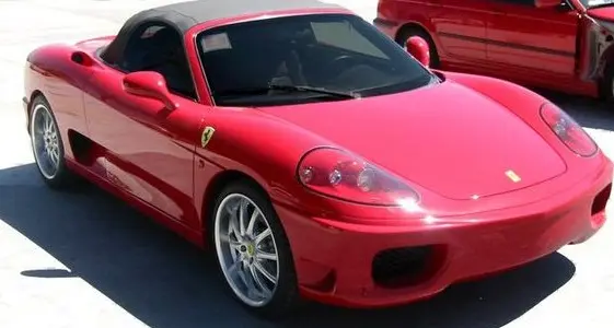 Vendeva delle Ferrari false, a processo