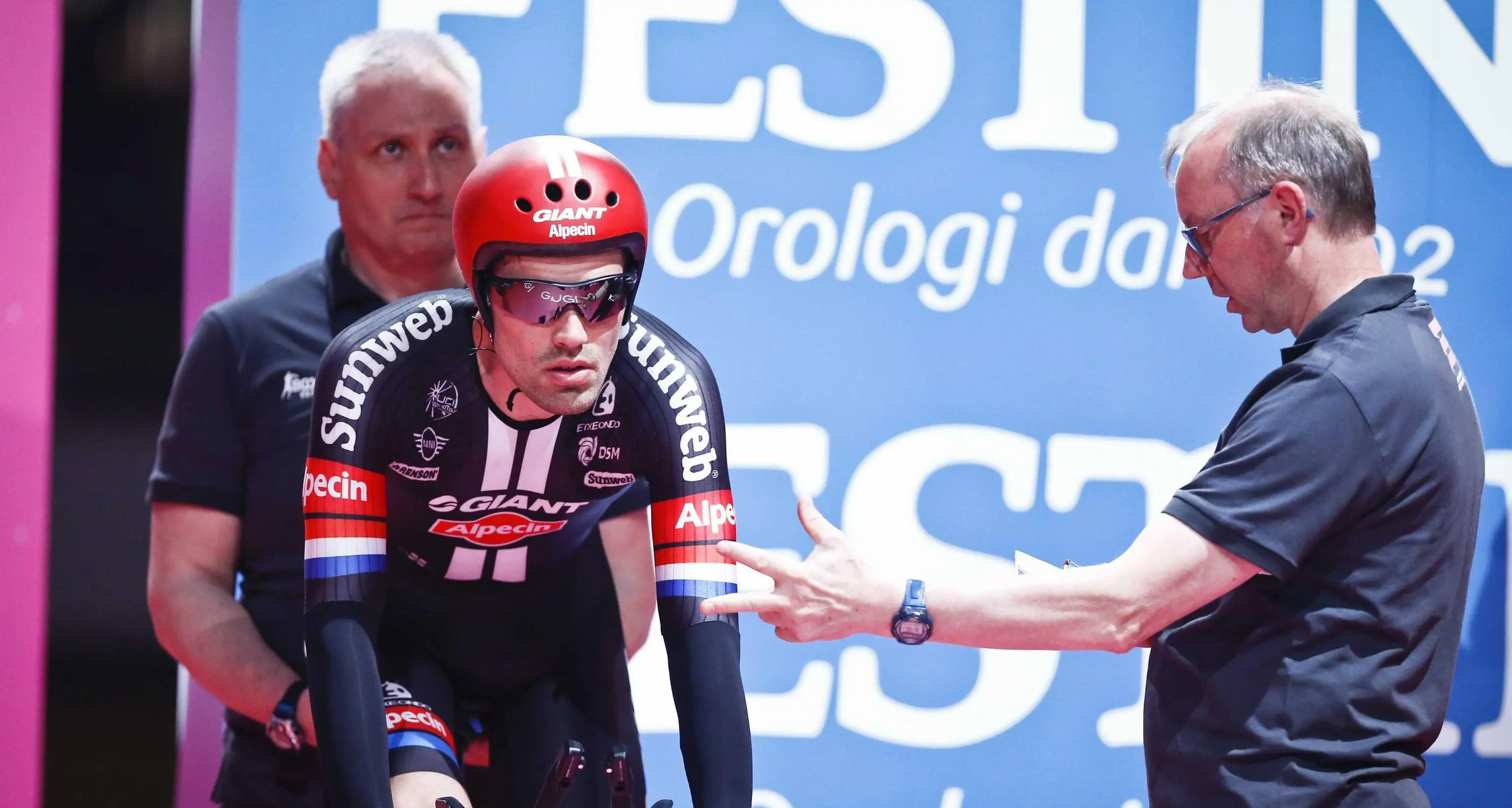 Dumoulin vince la crono, è la prima maglia rosa